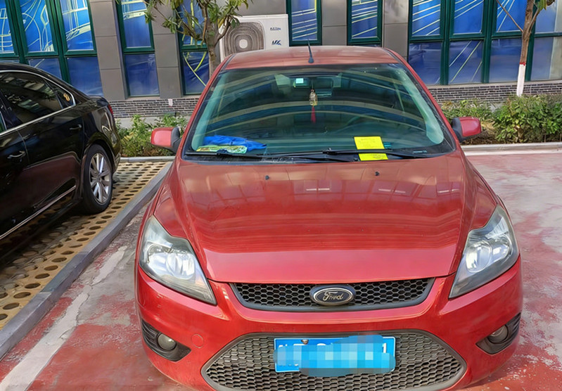 校内机动车因违规停放，已在车辆上张贴《违规停放告知单》