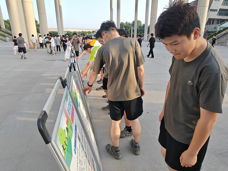 观看宣教展板 强化安全意识