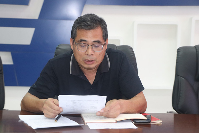后勤安保处副处长康江龙传达学校文件精神_