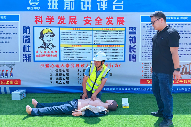 学校在学生公寓项目现场开展急救技能实操培训