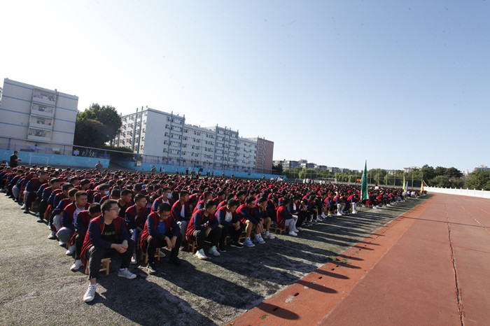 临渭校区新生认真聆听报告会