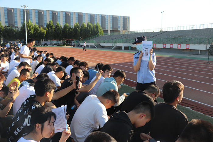 民警向学生推介国家反诈中心APP