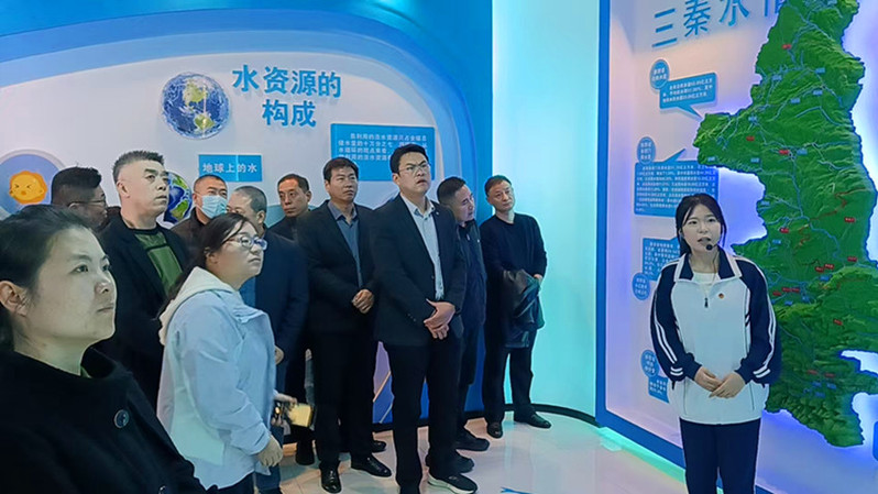 观摩团成员参观设在我校的渭南市节水教育基地 观摩团成员参观设在我校的渭南市节水教育基地