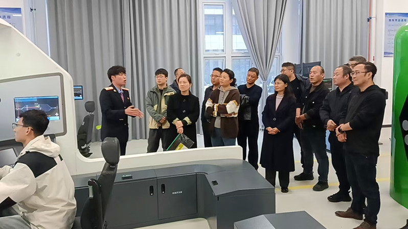 观摩团成员参观我校轨道交通智能运维协同创新中心 观摩团成员参观我校轨道交通智能运维协同创新中心