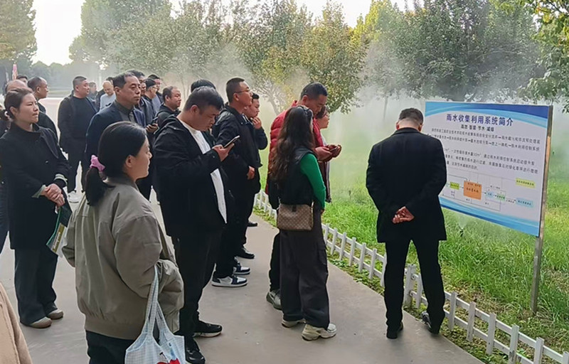 观摩团成员参观我校雨水收集利用系统 观摩团成员参观我校雨水收集利用系统