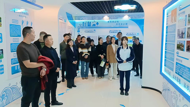观摩团成员驻足聆听节水教育基地学生讲解员宣讲 观摩团成员驻足聆听节水教育基地学生讲解员宣讲