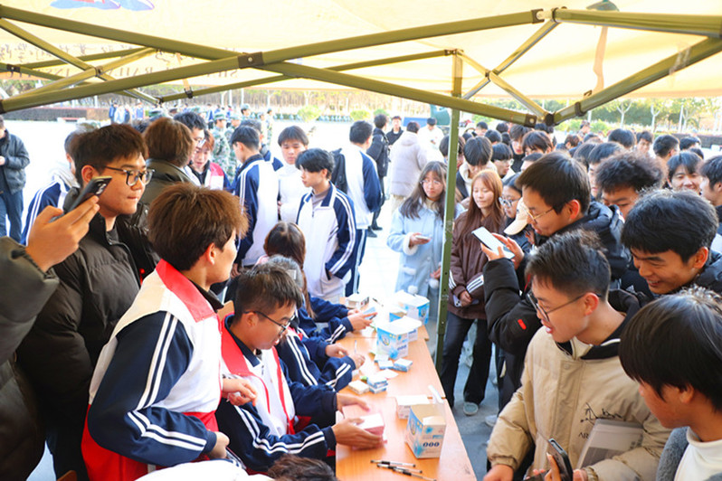 学生积极参与活动