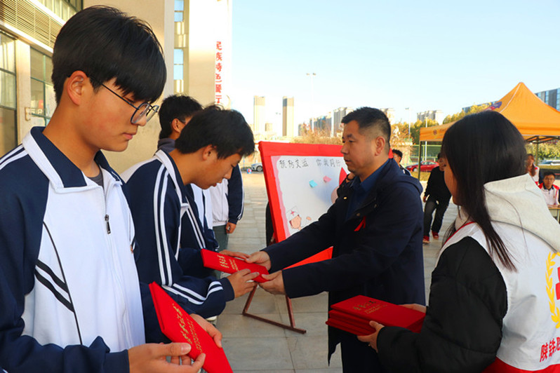 李晓飞为学校优秀红十字志愿者颁发荣誉证书