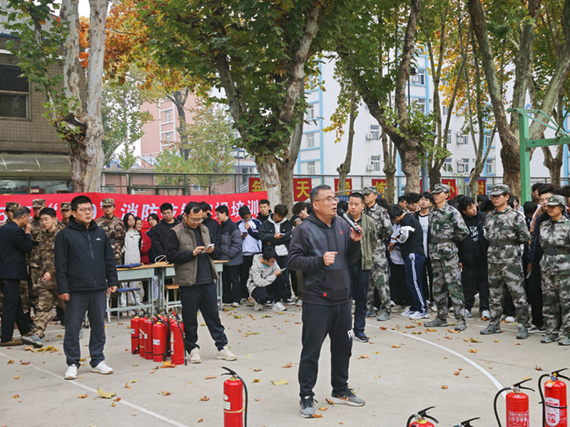 后勤安保处副处长康江龙致开幕辞并作消防安全讲座