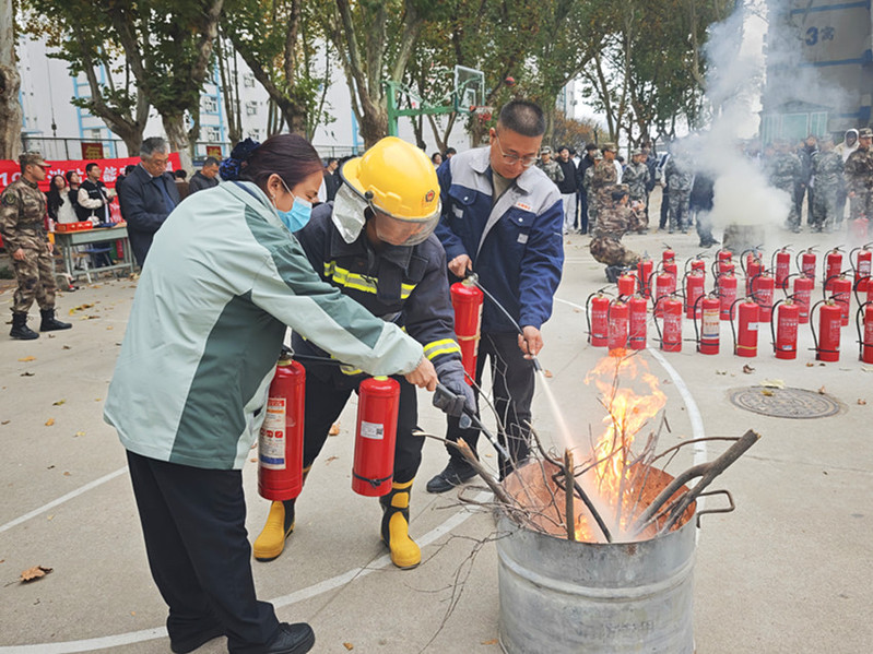 参训人员分组进行灭火器实操训练