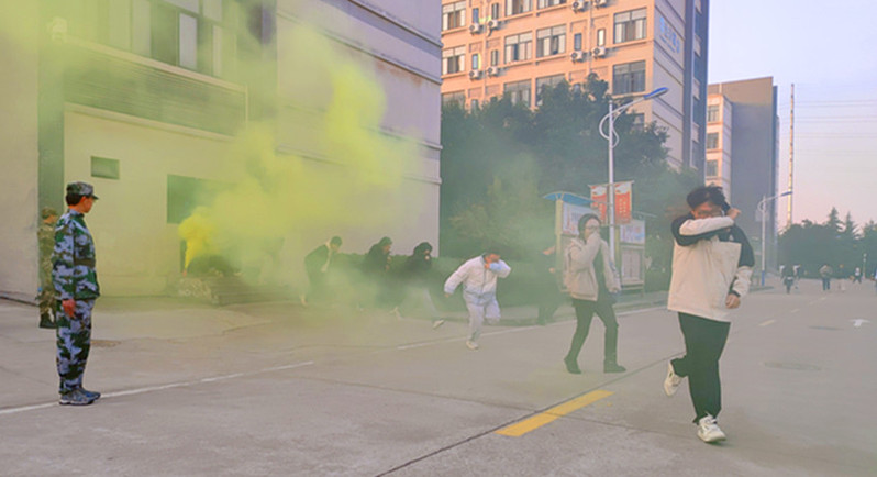 参演学生穿越烟雾向指定区域集结