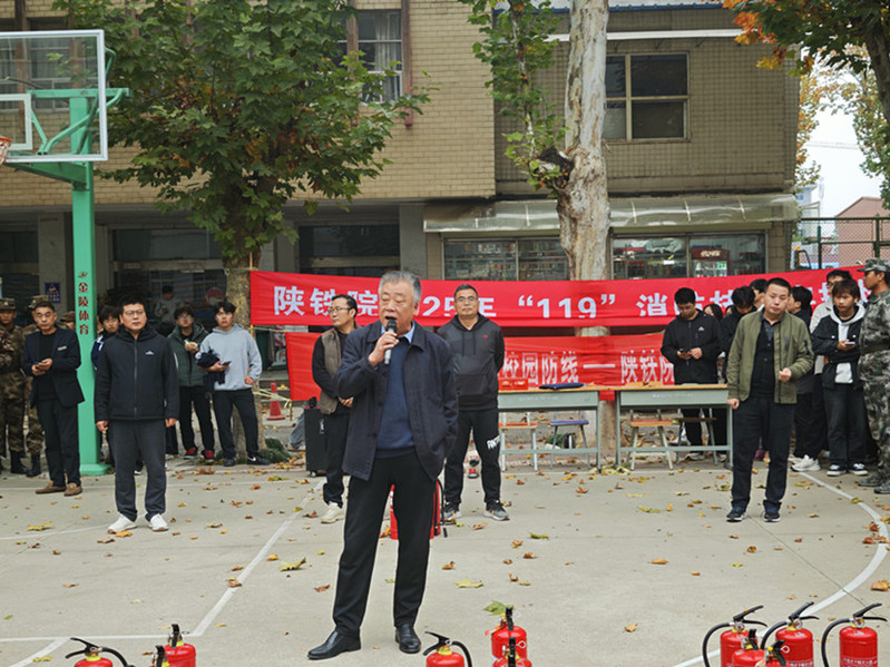 后勤安保处治安消防科干事魏孔宇介绍校园消防设施的分布、功能及维护要点