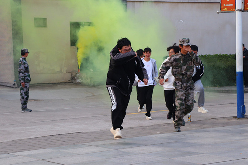 消防逃生应急演练现场