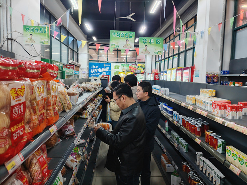 检查组在校内超市检查