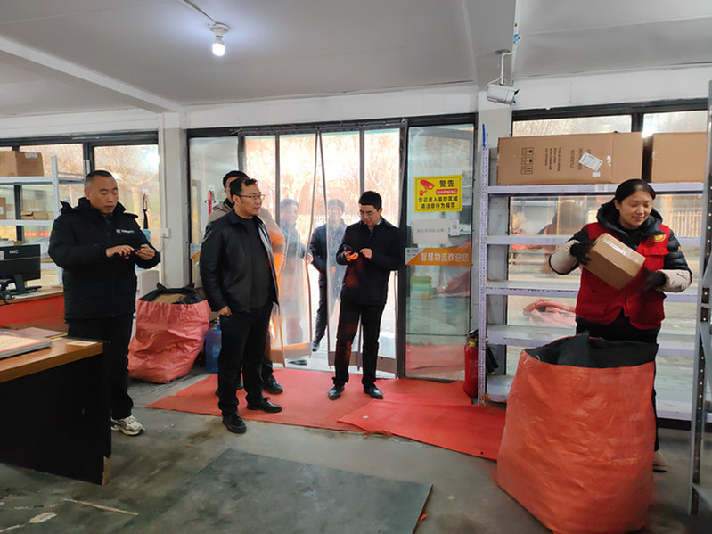 检查组在快递服务站检查