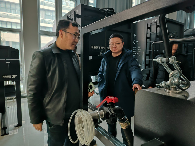 检查组在实训楼实训室检查