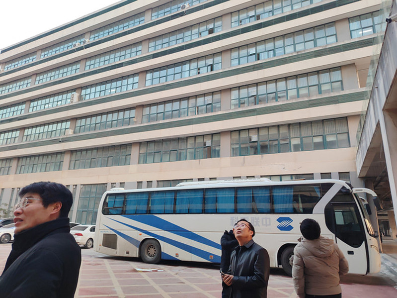 检查组对教学楼进行检查