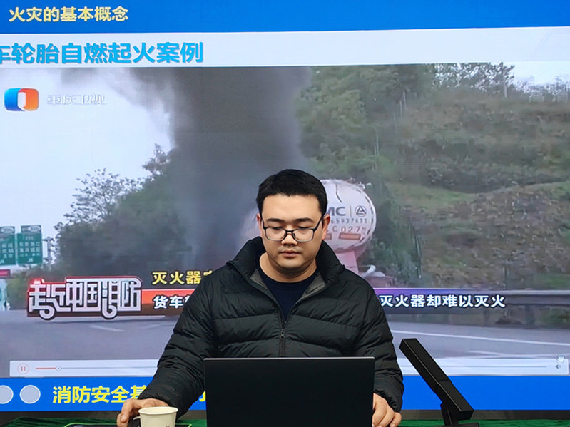 校内消防辅导宝坤老师为师生作消防安全知识讲座