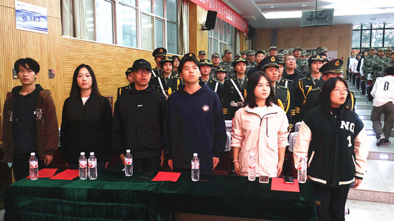 全体参会人员面向国旗 高唱国歌