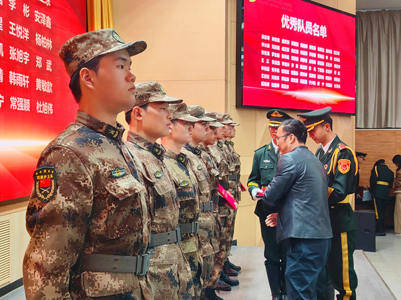 后勤安保处副处长郎儒林为“优秀队员”颁发证书