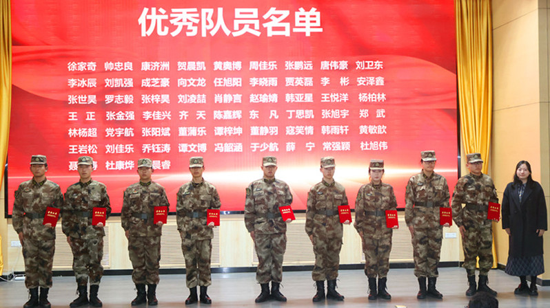 校团委书记陈莎莎与“优秀队员”合影留念