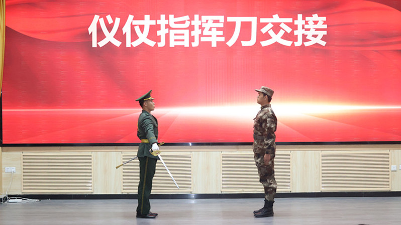 仪仗指挥刀交接