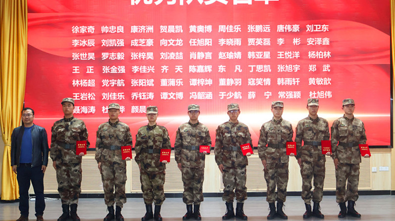 后勤安保处副处长郎儒林与“优秀队员”合影留念