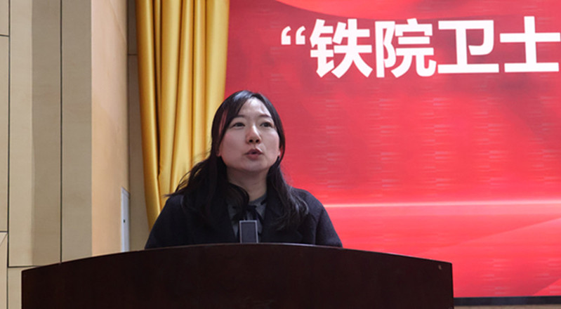 校团委书记陈莎莎宣读表彰决定