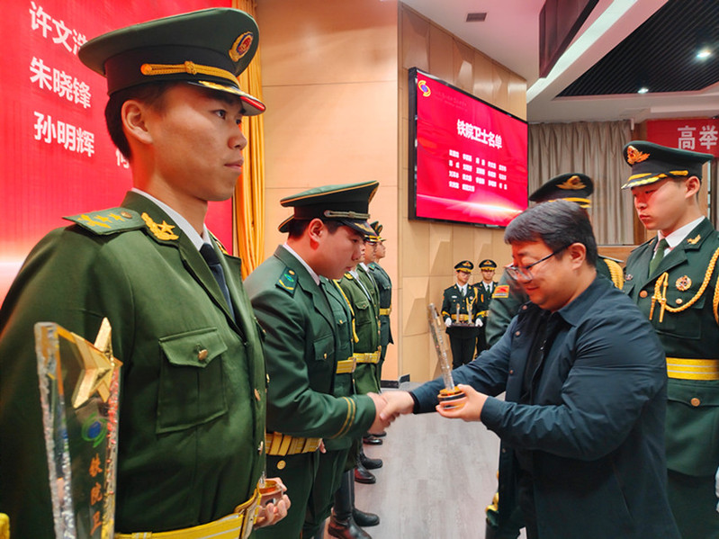 学工部部长陈明明为“铁院卫士”颁奖