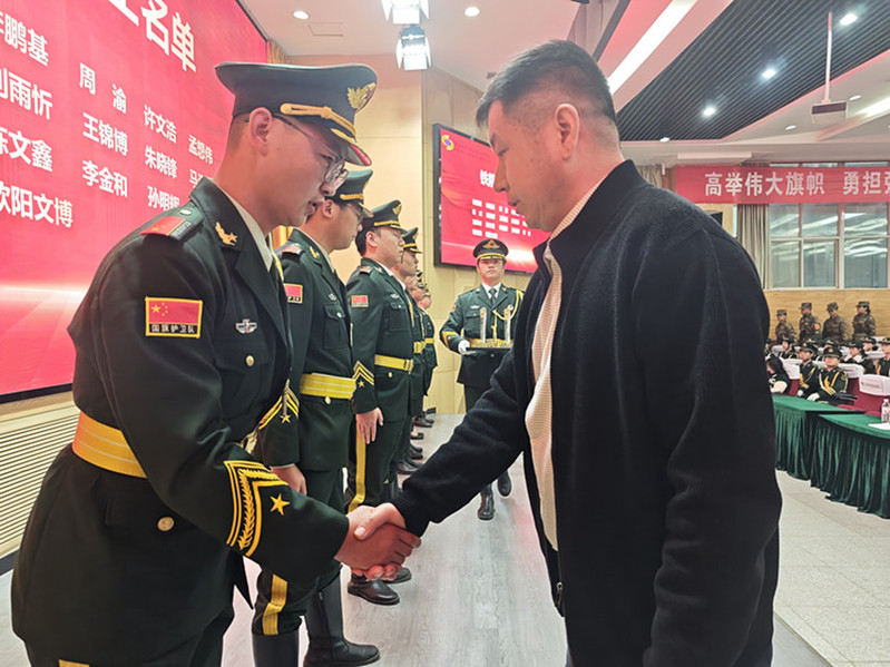 后勤安保处处长李晓飞为“铁院卫士”颁奖