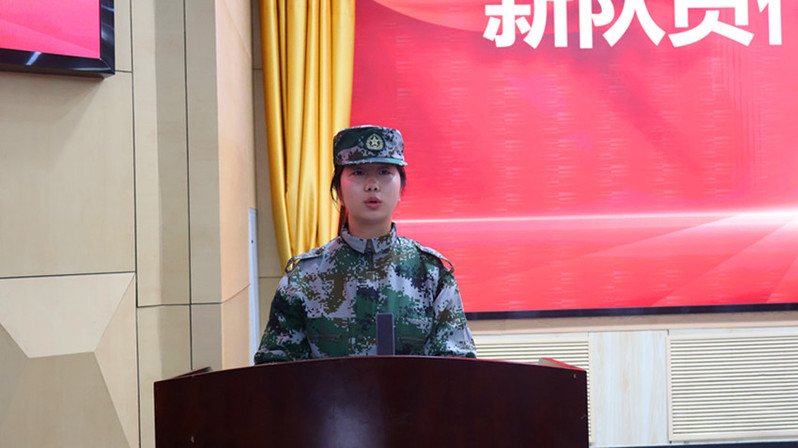 道桥3253班黄敏歆代表新队员作表态发言