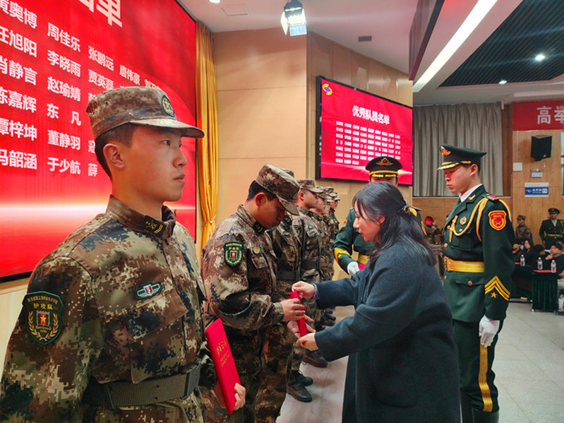 校团委书记陈莎莎为“优秀队员”颁发证书